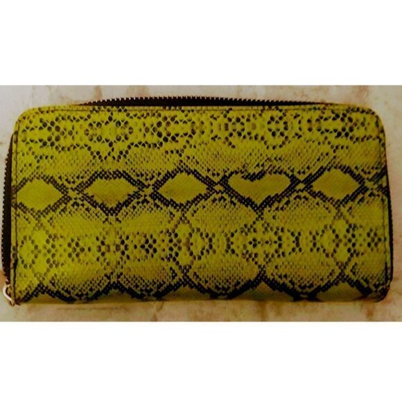 Women's Green Animal Print Wallet Full Size EUC - Picture 1 of 6